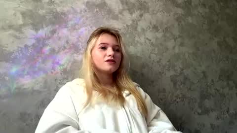 Snapshot of leonidalabrador chatting on July 6, 2026, 7:27 am Mia online show from July 6, 2026, 7:27 am