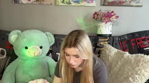 Snapshot of leonidalabrador chatting on July 12, 2026, 8:49 am Mia online show from July 12, 2026, 8:49 am