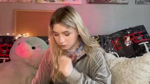 Snapshot of leonidalabrador chatting on July 20, 2026, 10:39 am Mia online show from July 20, 2026, 10:39 am