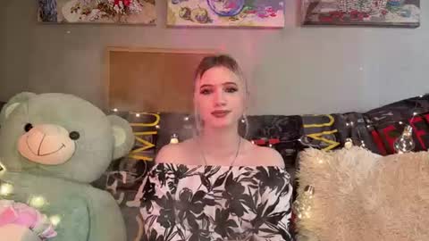 Snapshot of leonidalabrador chatting on July 25, 2026, 9:40 am Mia online show from July 25, 2026, 9:40 am