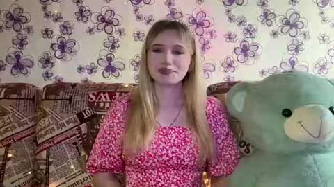 Snapshot of leonidalabrador chatting on July 29, 2026, 9:29 am Mia online show from July 29, 2026, 9:29 am