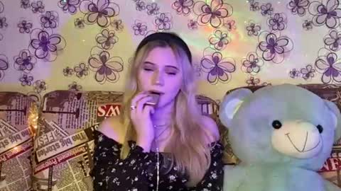 Snapshot of leonidalabrador chatting on July 30, 2026, 10:25 am Mia online show from July 30, 2026, 10:25 am