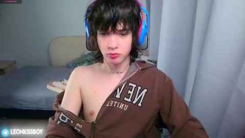 leonkissboy online show from June 15, 2026, 12:35 am