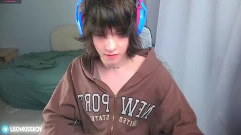 leonkissboy online show from June 24, 2026, 12:37 pm