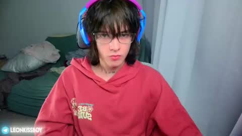 leonkissboy online show from June 26, 2026, 5:28 pm