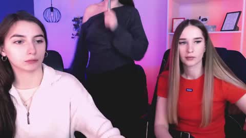 leslie_bird online show from April 15, 2026, 8:54 am