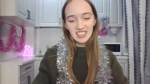  LESLIE   online show from December 16, 2024, 8:05 pm