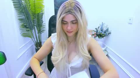 lesliemineg online show from September 30, 2025, 11:48 am