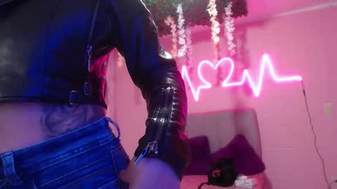 Lia online show from December 17, 2025, 1:28 pm