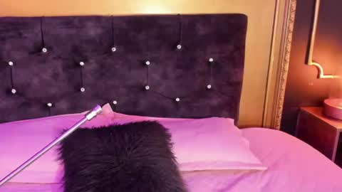 Lia lovet online show from July 21, 2026, 8:00 pm