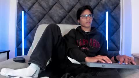 Liam twink big dick online show from May 26, 2026, 11:17 am