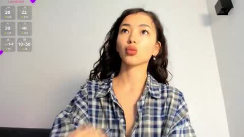 Lian online show from September 12, 2025, 7:41 am