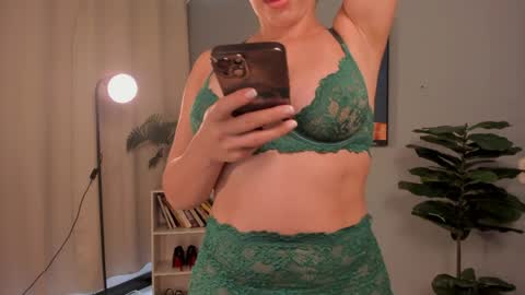 Snapshot of liapearce chatting on June 2, 2026, 6:10 pm Lia online show from June 2, 2026, 6:10 pm