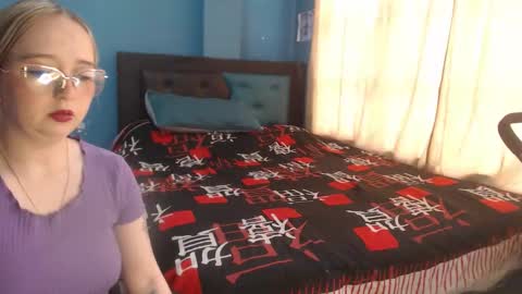 Snapshot of liaroberts1 chatting on November 10, 2025, 12:15 pm Lia Roberts online show from November 10, 2025, 12:15 pm