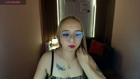 Snapshot of liaroberts1 chatting on June 17, 2026, 1:56 pm Lia Roberts online show from June 17, 2026, 1:56 pm