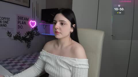 Lia online show from November 25, 2025, 7:41 am