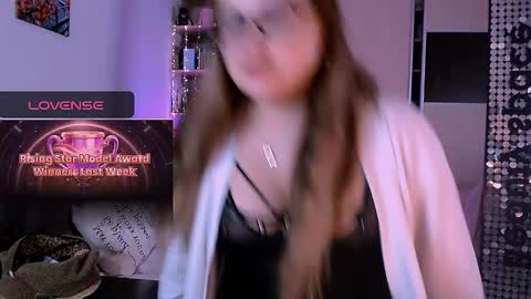 libra_mia online show from December 15, 2025, 2:49 am