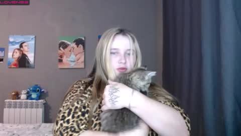 light_lunaa online show from September 12, 2025, 1:55 pm