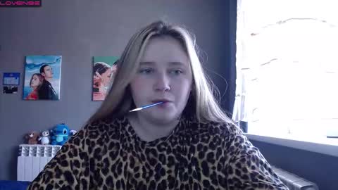 light_lunaa online show from September 18, 2025, 6:59 am