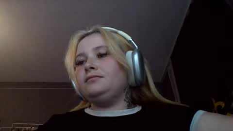 light_lunaa online show from July 15, 2026, 4:34 pm