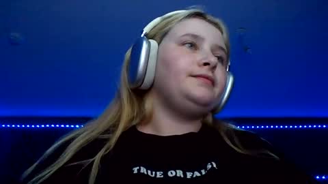 light_lunaa online show from August 7, 2026, 4:09 pm