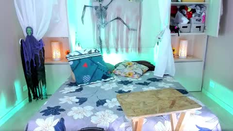         online show from October 30, 2025, 11:44 am