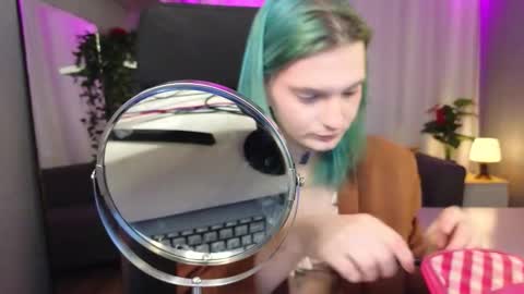 Snapshot of lika_haris chatting on September 25, 2025, 2:43 pm Lika online show from September 25, 2025, 2:43 pm