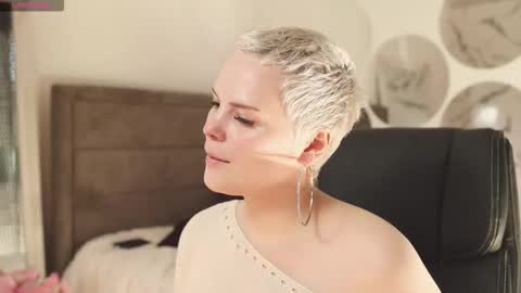 likaaberry online show from September 20, 2025, 12:28 pm