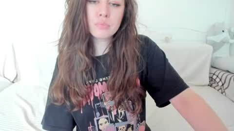 Snapshot of lil_foxy999 chatting on June 23, 2026, 1:42 pm Alisa online show from June 23, 2026, 1:42 pm