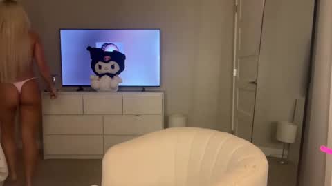 lilbbyliv online show from September 17, 2025, 2:02 am