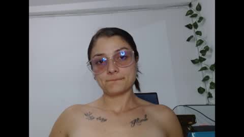 Snapshot of lilcoralinne_0 chatting on May 28, 2026, 1:36 am Valeri Villalobos IG villa lobosvaleri online show from May 28, 2026, 1:36 am
