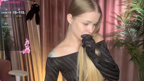 Snapshot of lili_01 chatting on September 15, 2025, 10:59 am Lili online show from September 15, 2025, 10:59 am