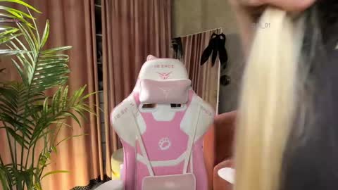 Lili online show from April 8, 2026, 10:59 am