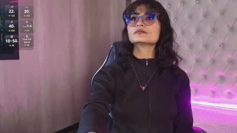 lili_clan online show from November 4, 2025, 12:59 pm