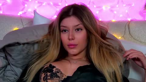 Mia online show from December 20, 2024, 3:42 pm