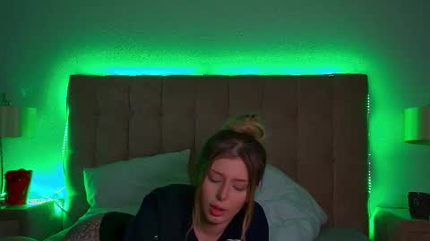 Mia online show from March 11, 2025, 4:29 pm