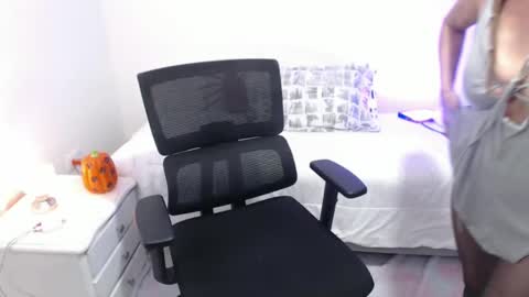 lilian online show from October 21, 2025, 8:31 pm