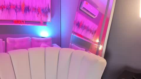 holis soy lily chang no olvides el pulgar arriba es muy importante para mi 3 independent model online show from February 2, 2026, 7:34 pm