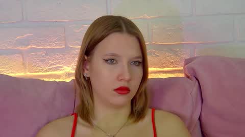 LiliLinn online show from December 5, 2025, 5:05 am