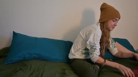 L online show from December 3, 2024, 4:50 pm