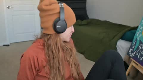 L online show from December 13, 2024, 4:49 pm