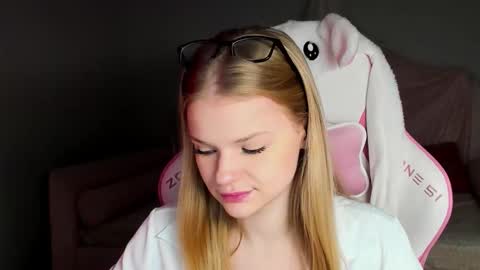 lilitrosen online show from November 16, 2025, 6:19 am