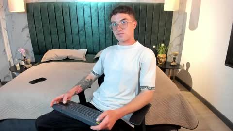 Snapshot of liljames_ chatting on April 27, 2026, 10:08 pm Lil James online show from April 27, 2026, 10:08 pm
