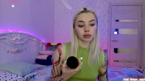 Snapshot of lillimooore chatting on October 17, 2025, 11:40 pm LilliMoore online show from October 17, 2025, 11:40 pm