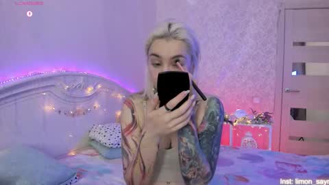 Snapshot of lillimooore chatting on November 9, 2025, 11:25 pm LilliMoore online show from November 9, 2025, 11:25 pm