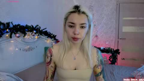 LilliMoore online show from December 15, 2025, 12:48 am