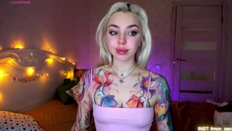 LilliMoore online show from April 17, 2026, 12:02 am