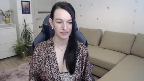 lilliyves online show from May 23, 2026, 5:28 pm
