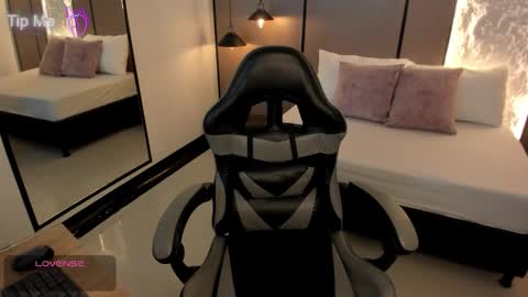 L I L L Y online show from December 17, 2025, 12:11 pm