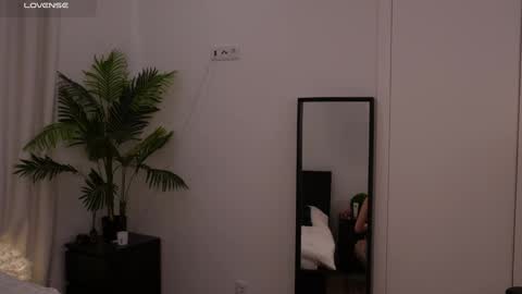 Lilly Colins online show from January 13, 2025, 2:42 pm